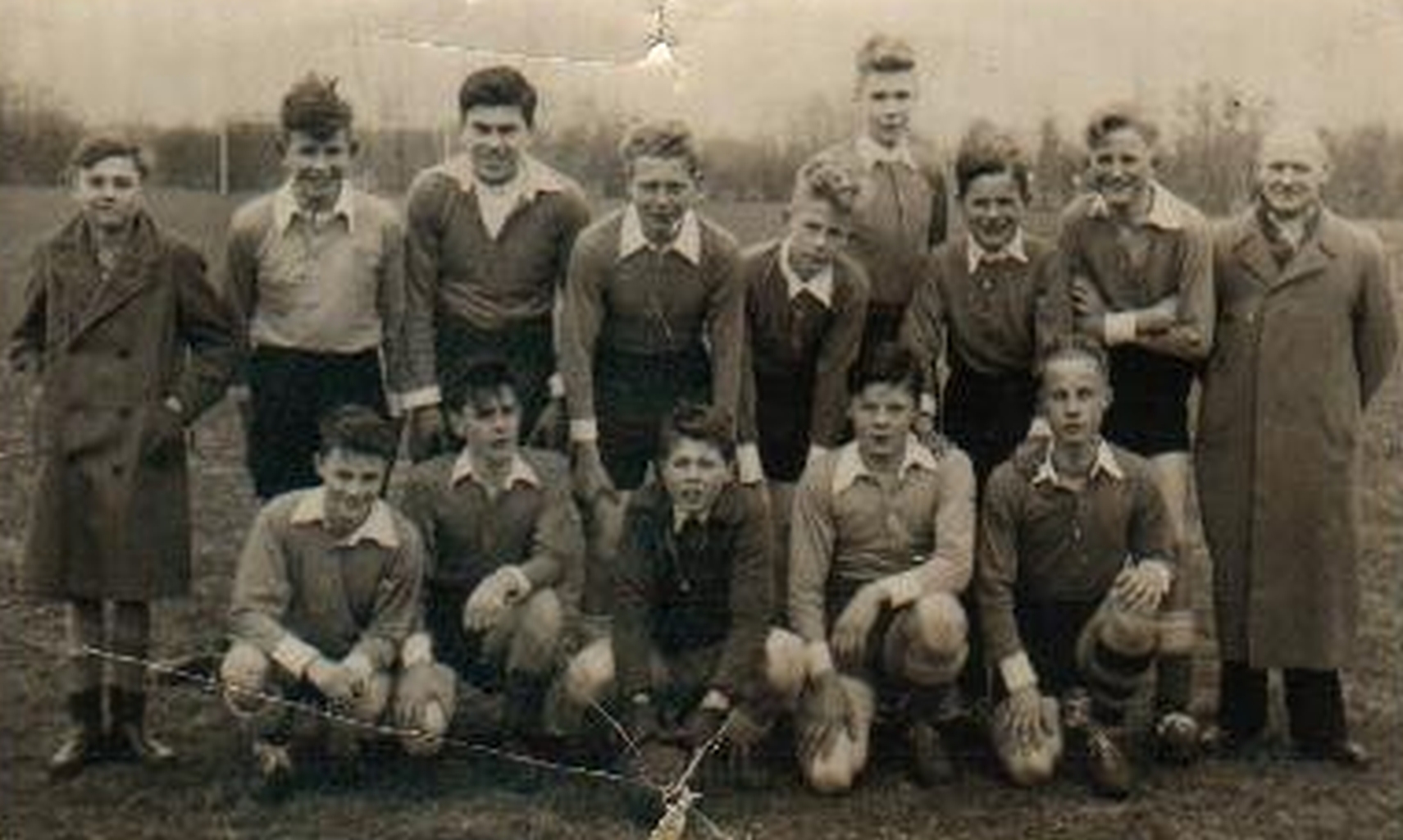 VVOR’s jeugdelftal begin jaren vijftig. Zie vooral de verscheidenheid aan tenues. De reserve links op de foto draagt over zijn voetbalkleding gewoon zijn winterjas. Auteur staand 3e van links