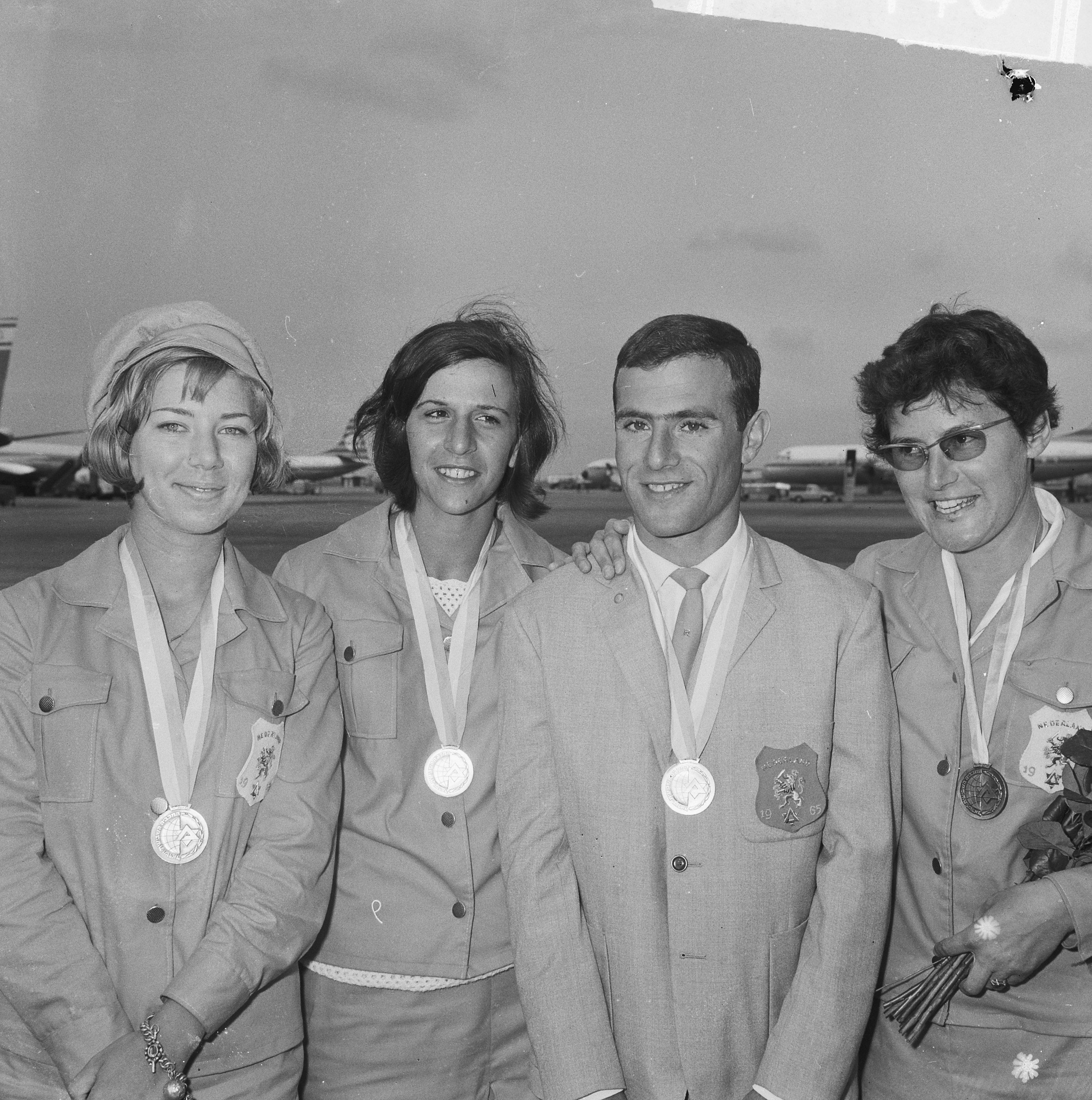 Bij aankomst op Schiphol vanuit Tel Aviv met gouden medaille: rechts Selma Heijstek. Foto: Jac de Nijs, Nationaal Archief / Fotocollectie Anefo / licentie CC-BY